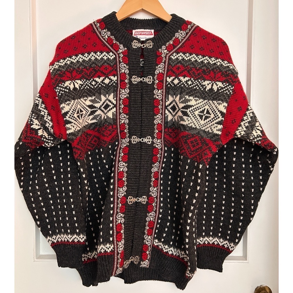 BNWOT Norwear Icelandic Sweater in 100% Wool with Decorative Metal Closure